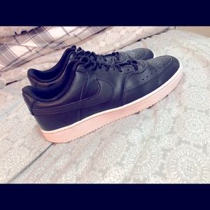 Black and white Nikes size 9